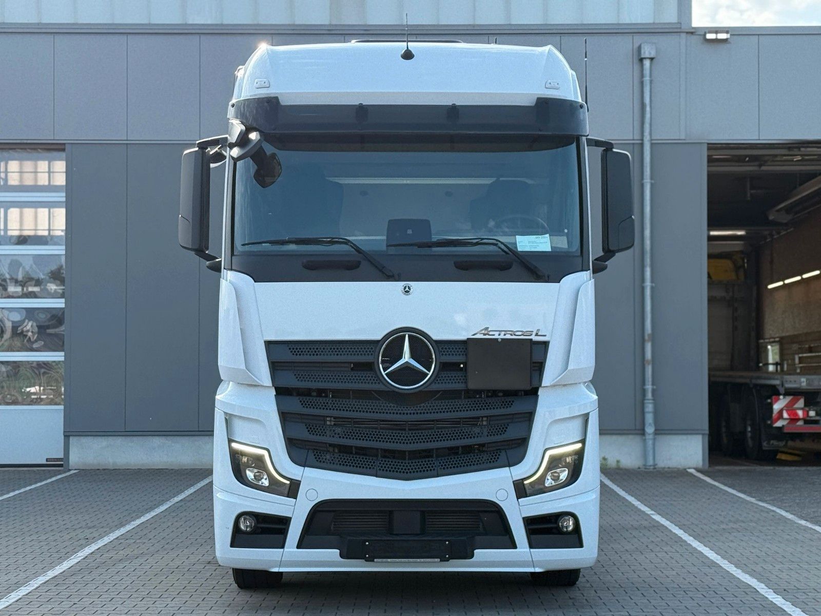 Fahrzeugabbildung Mercedes-Benz Actros 1848 LS BigSpace mit ADR