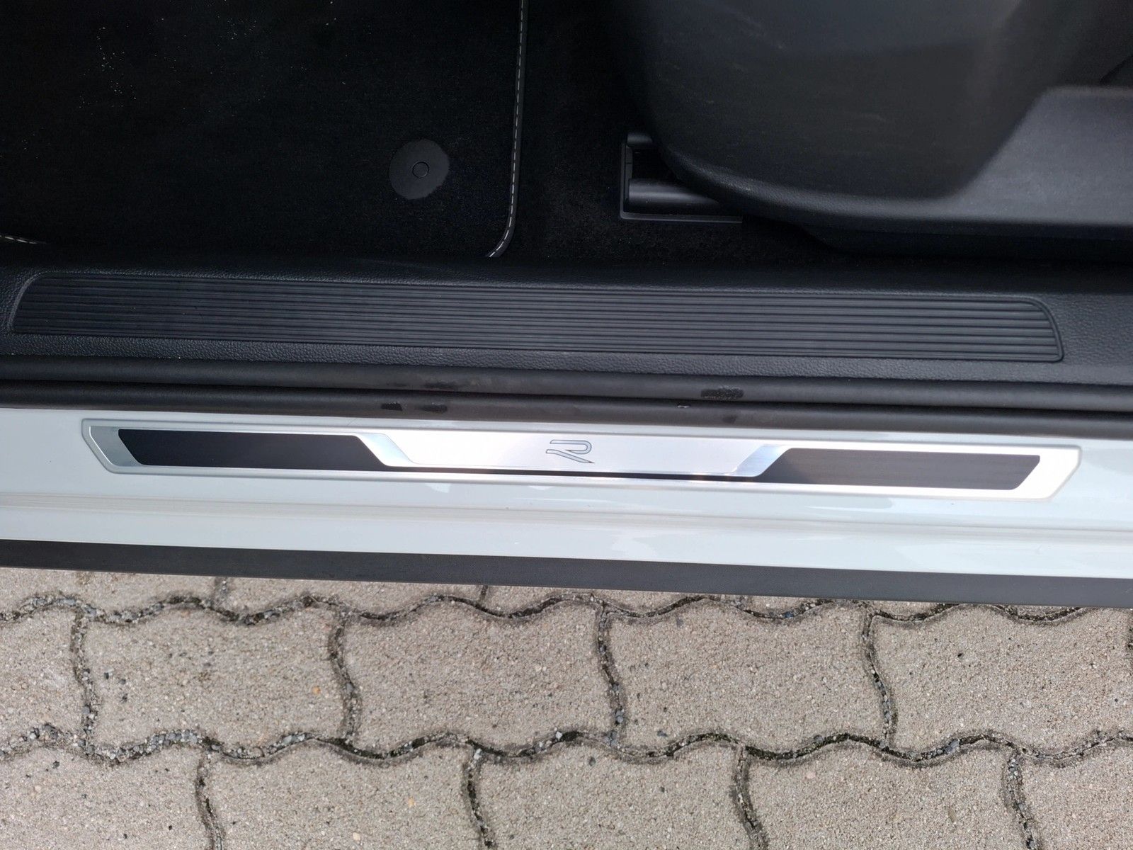 Fahrzeugabbildung Volkswagen T-Roc TSI R-Line DSG Matrix Navi AID ACC RFK SHZ