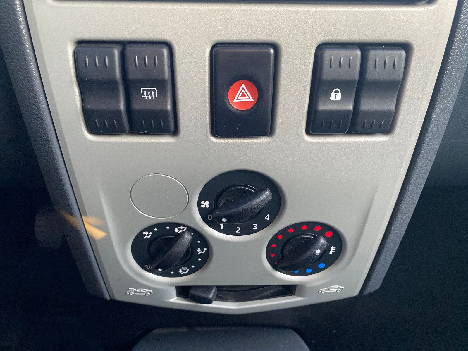 Fahrzeugabbildung Dacia Logan MCV 1.6 Kombi Ambiance AHK+TÜV-NEU