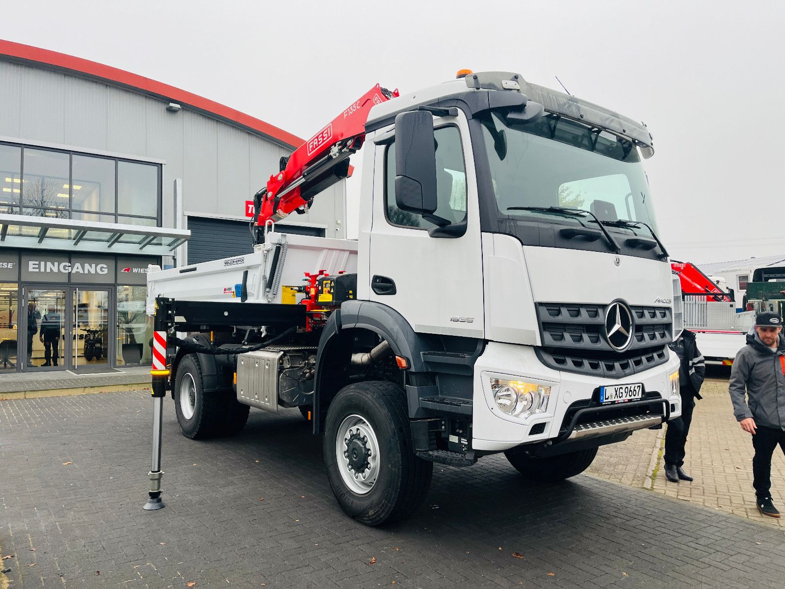 Fahrzeugabbildung Mercedes-Benz Arocs 1835  4x4 Meiller Fassi F135 Kran Kipper