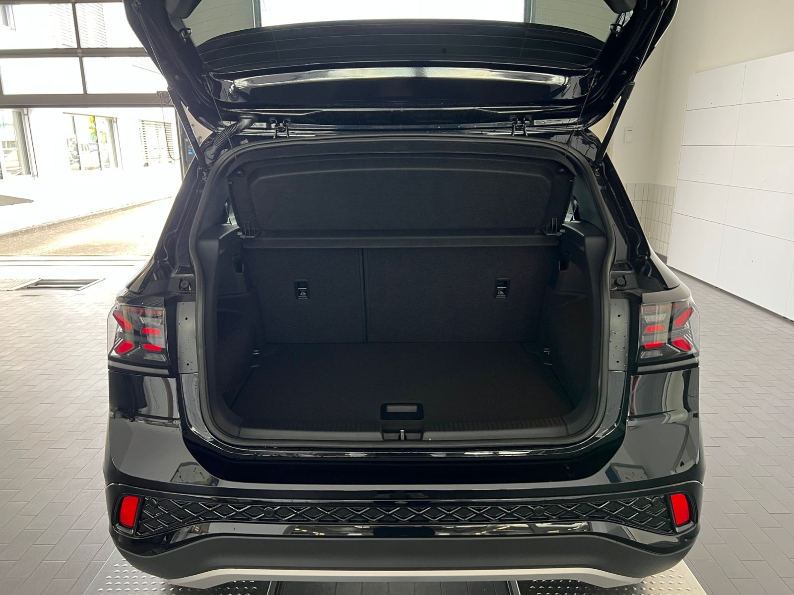 Fahrzeugabbildung Volkswagen T-Cross R-Line 1.5 TSI DSG *AHK, IQ.LIGHT, ACC,