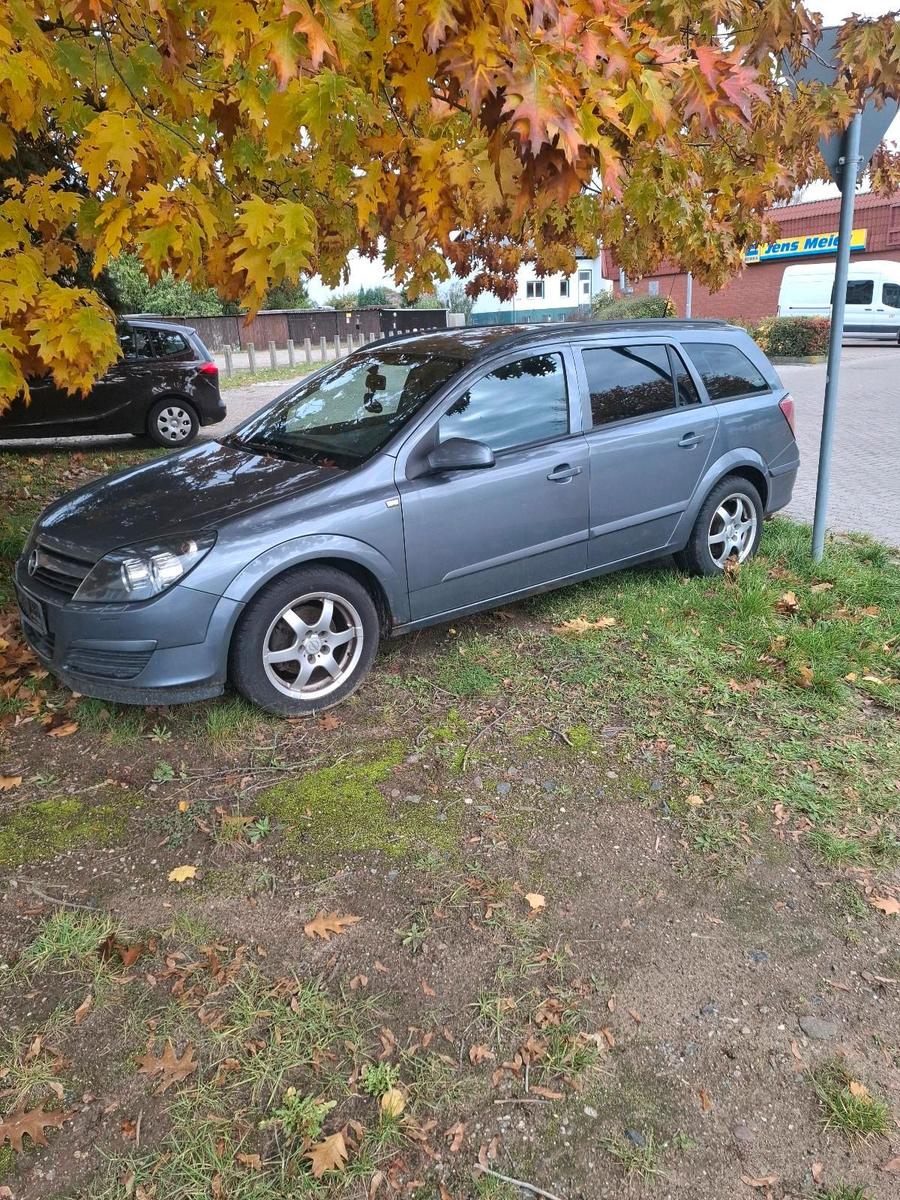 Opel Astra 2005 — rear view