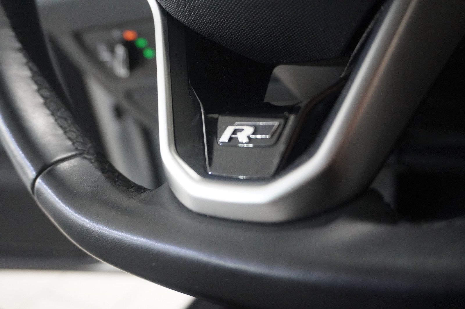 Fahrzeugabbildung Volkswagen Passat Vari. 2.0D R-LINE 4M NAVI/LED/KAMERA/AHK