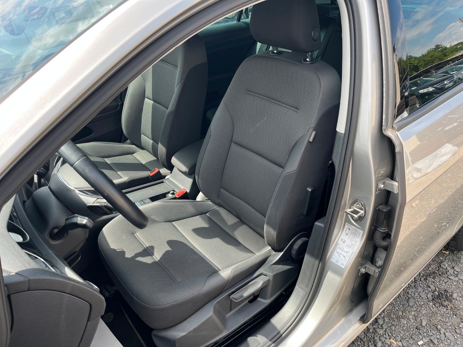 Fahrzeugabbildung Volkswagen Golf VII 1.0 Lim. Comfortline DSG Navi PDC 1.HD