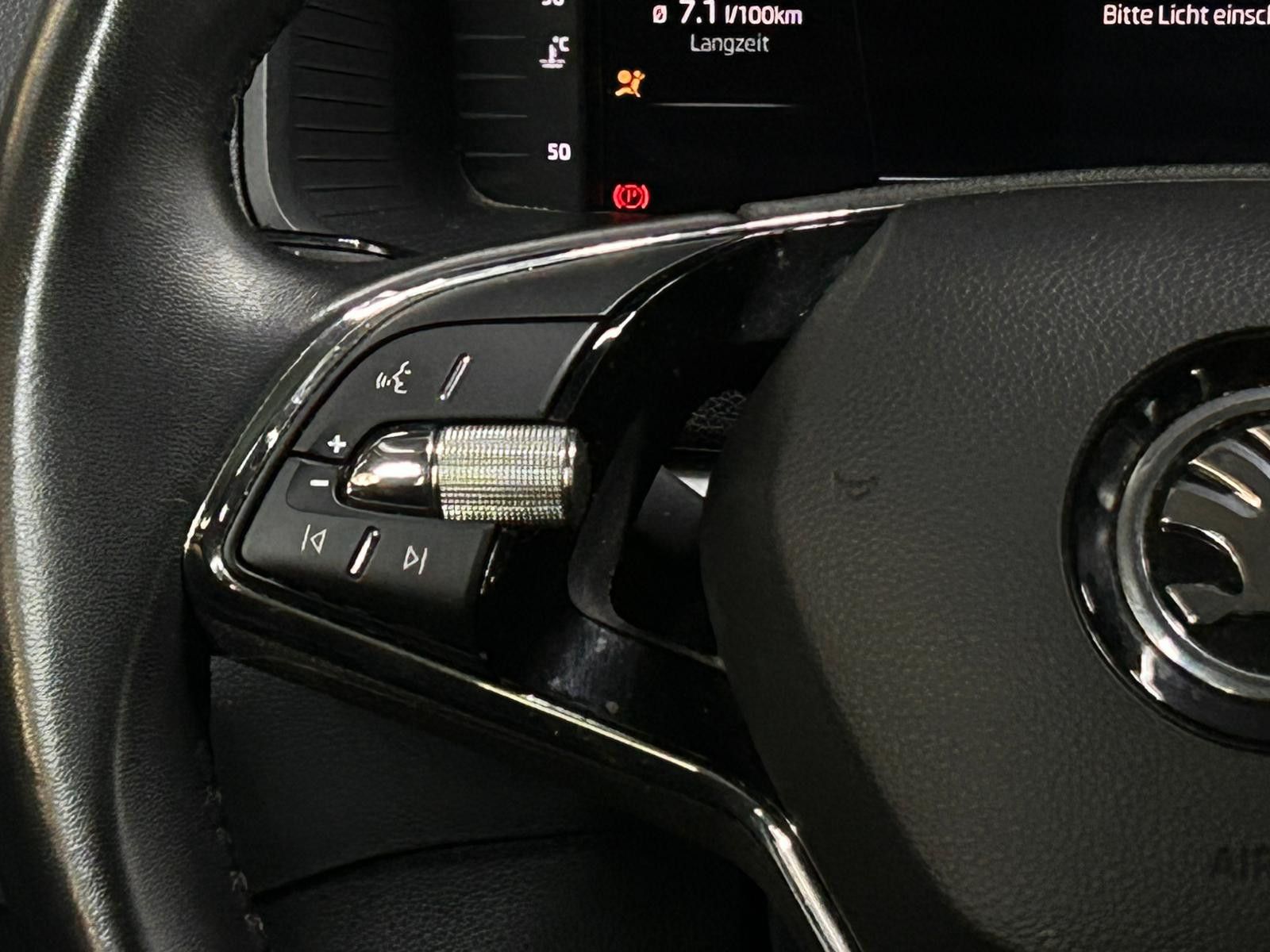 Fahrzeugabbildung SKODA Karoq 1.5 TSI Ambit Sport DESIGN+VIRTU+KAM+LED+