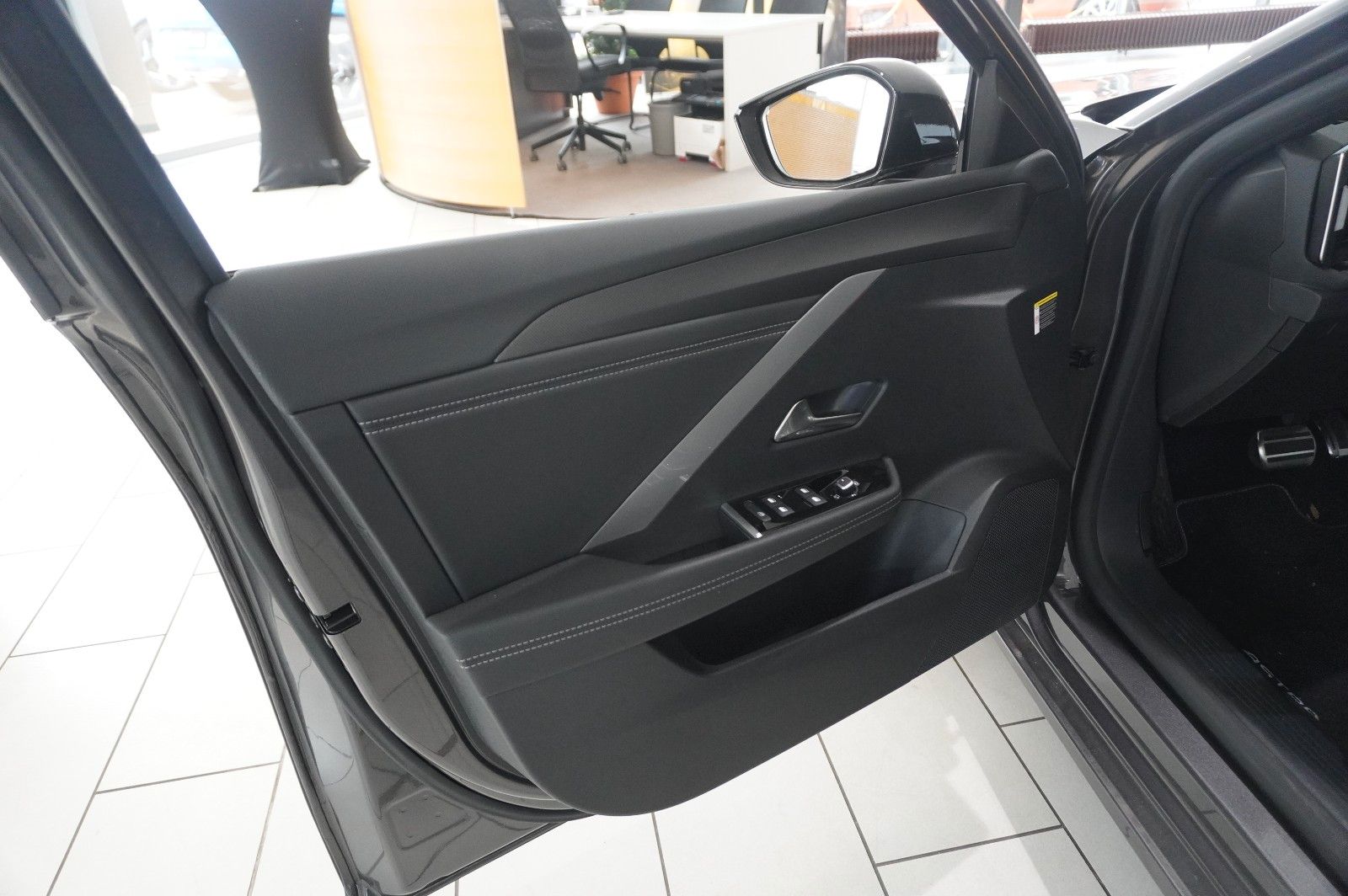 Fahrzeugabbildung Opel Astra L Lim. 1.2T GS LINE NAVI/LED/360°/HUD/DAB+