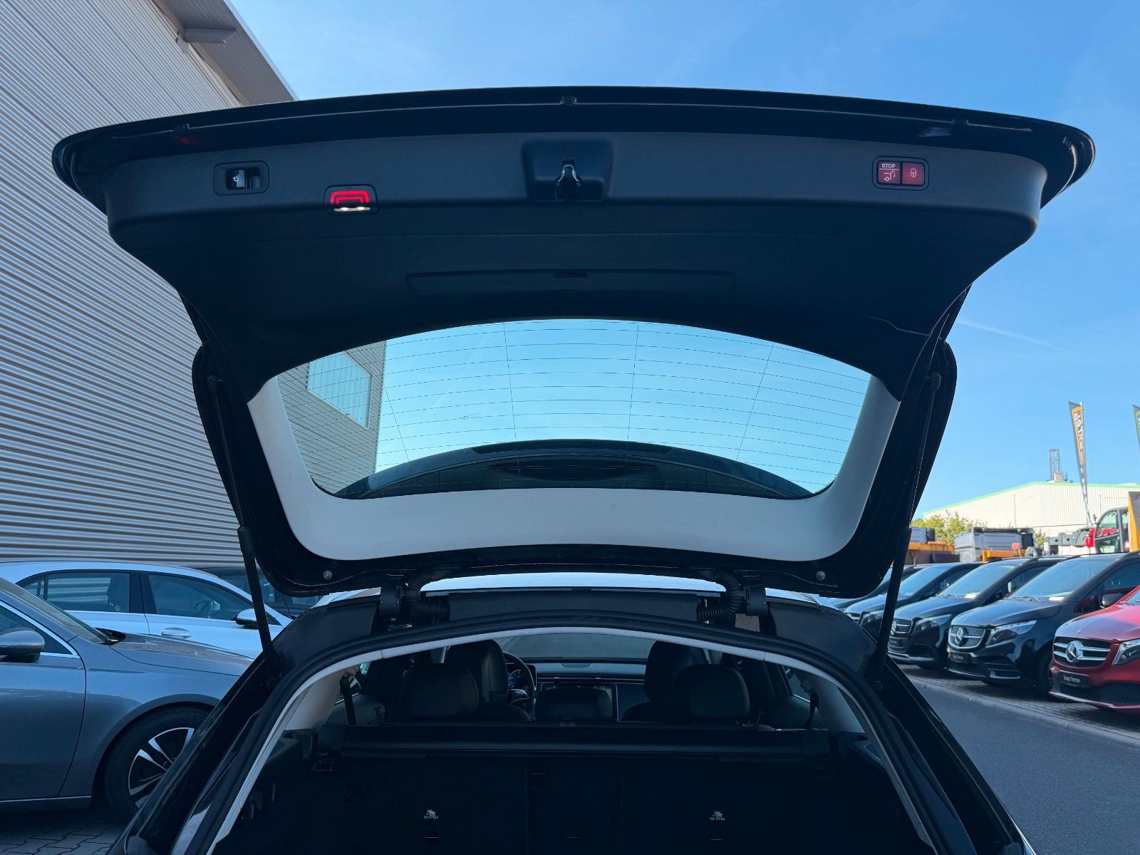 Fahrzeugabbildung Mercedes-Benz E 200 T AVANTGARDE+DISTR+MBUX+AHK+KEYL+LED+TOTW+