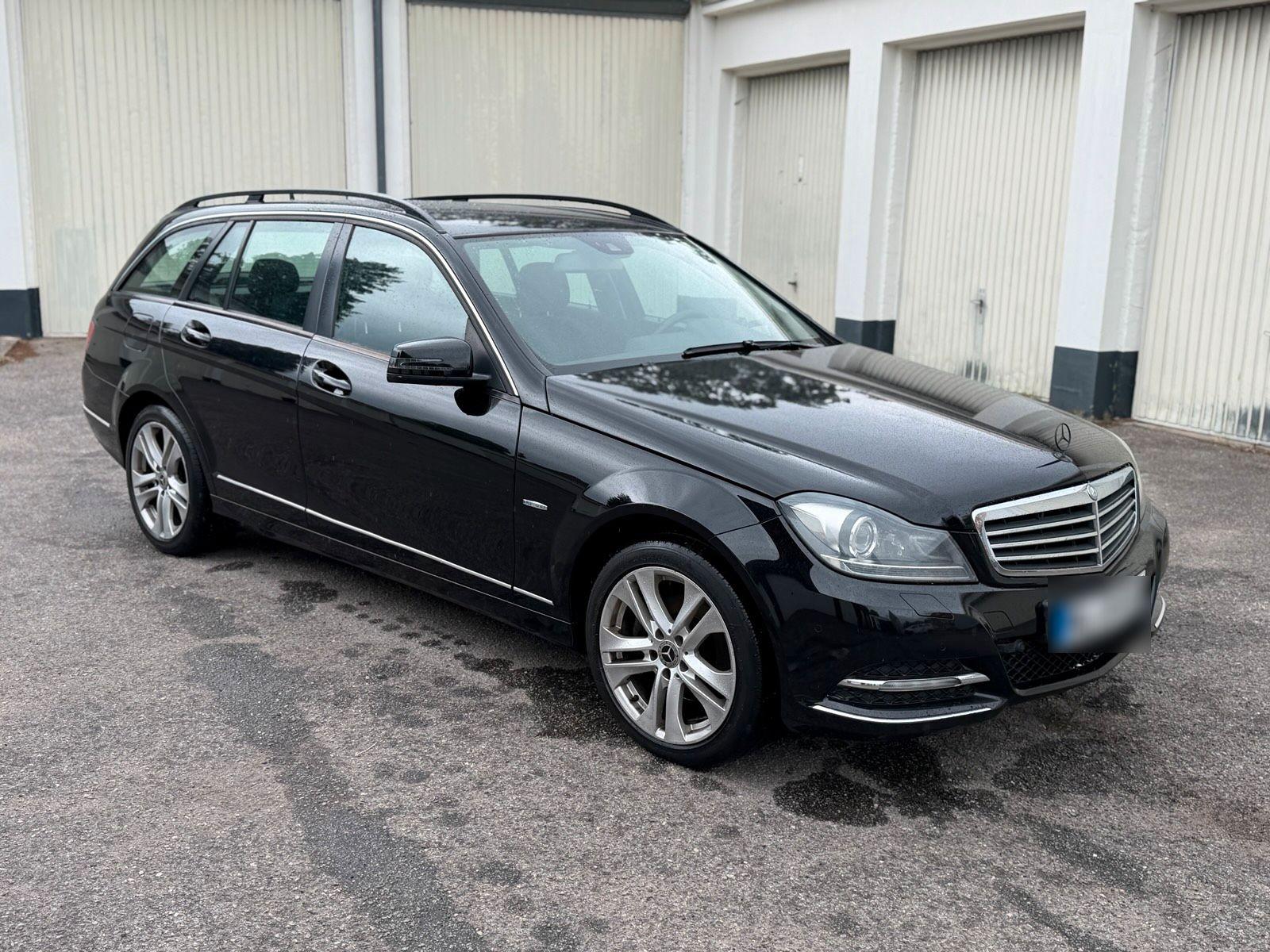 Mercedes-Benz C220 2011 — rear view