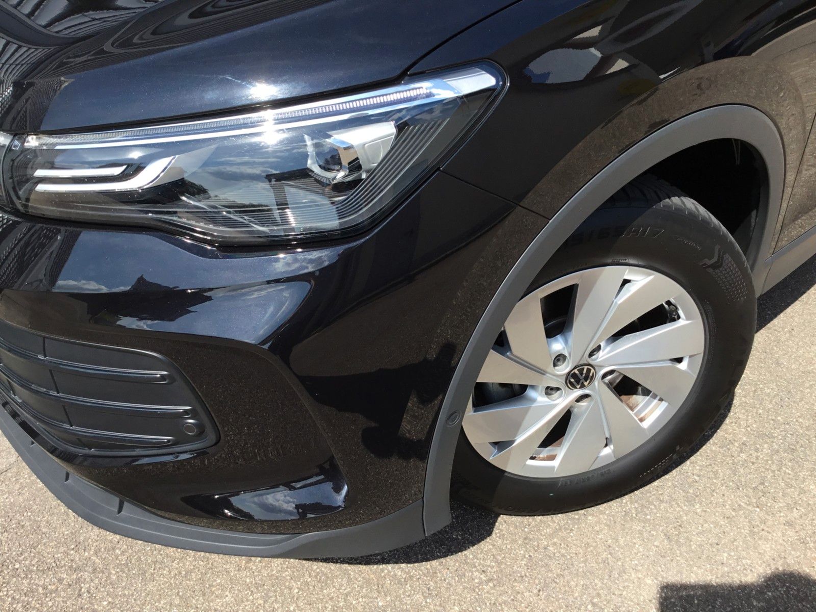Fahrzeugabbildung Volkswagen Tiguan 1.5 eTSI DSG+AHK+LED+AppConnect+Sitzheizu