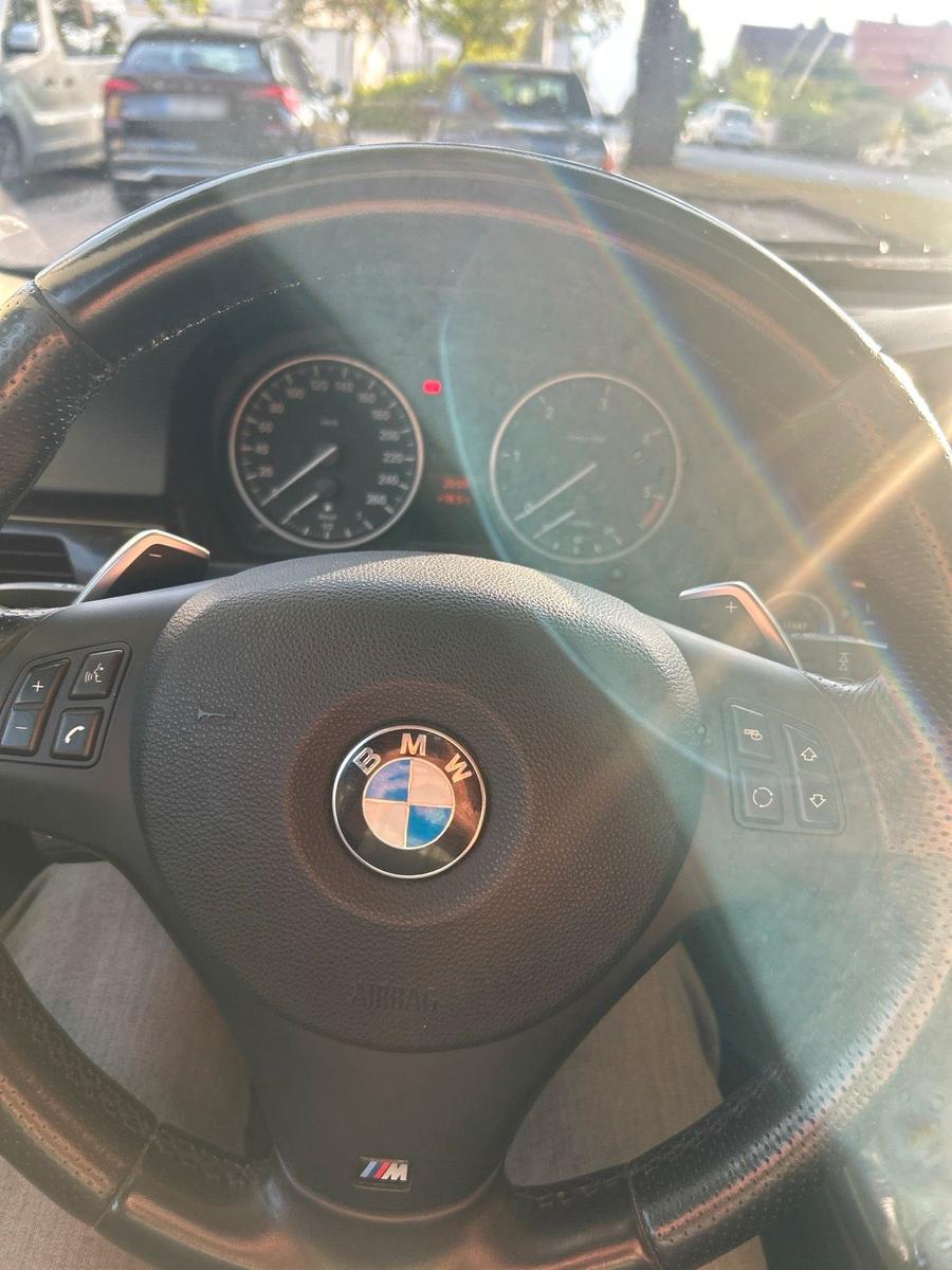 BMW 320 2012 — салон