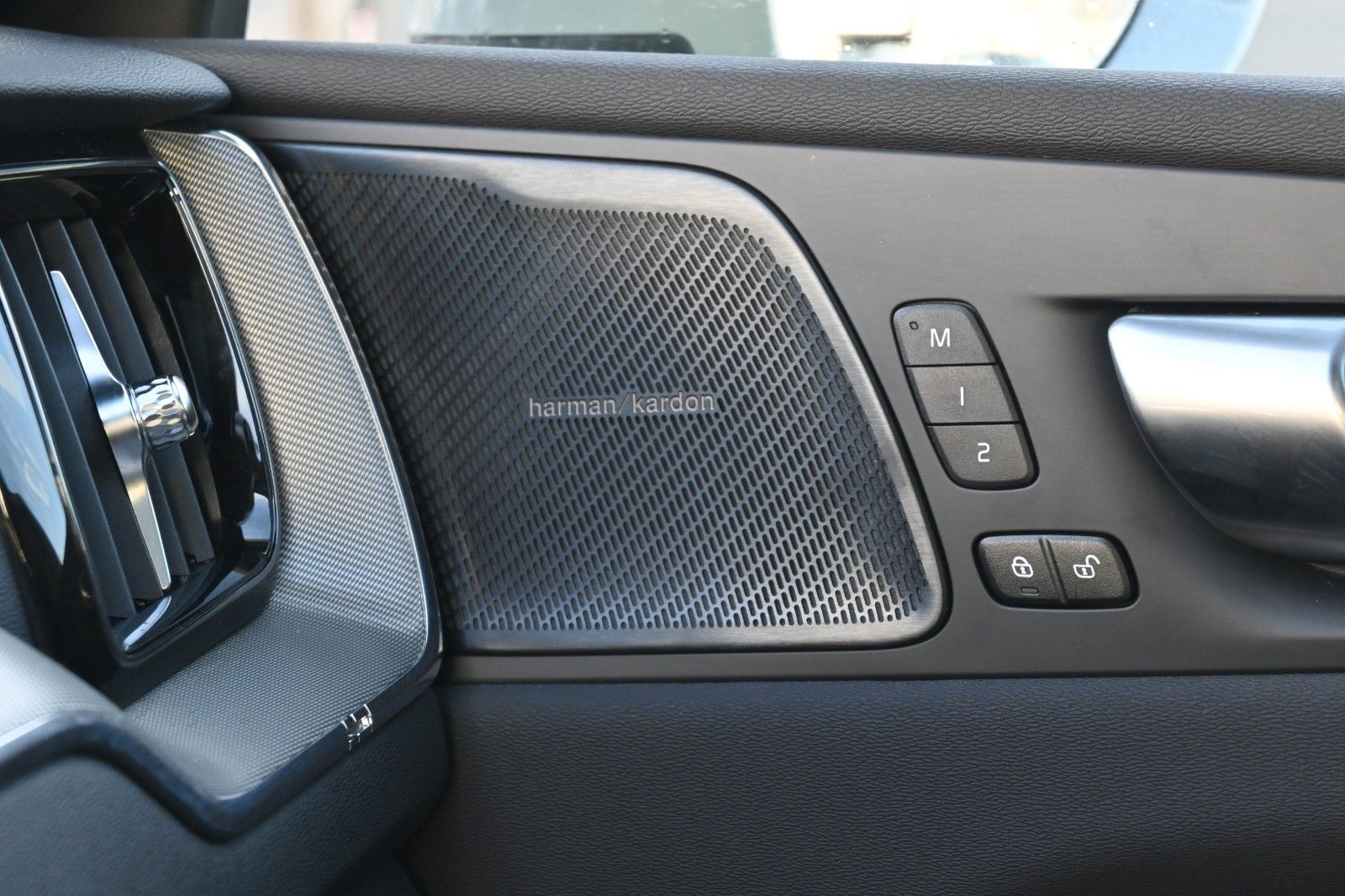 Fahrzeugabbildung Volvo XC60 T6 RC 0,5%  AWD *H&K**FSHZG*BLIS*ACC