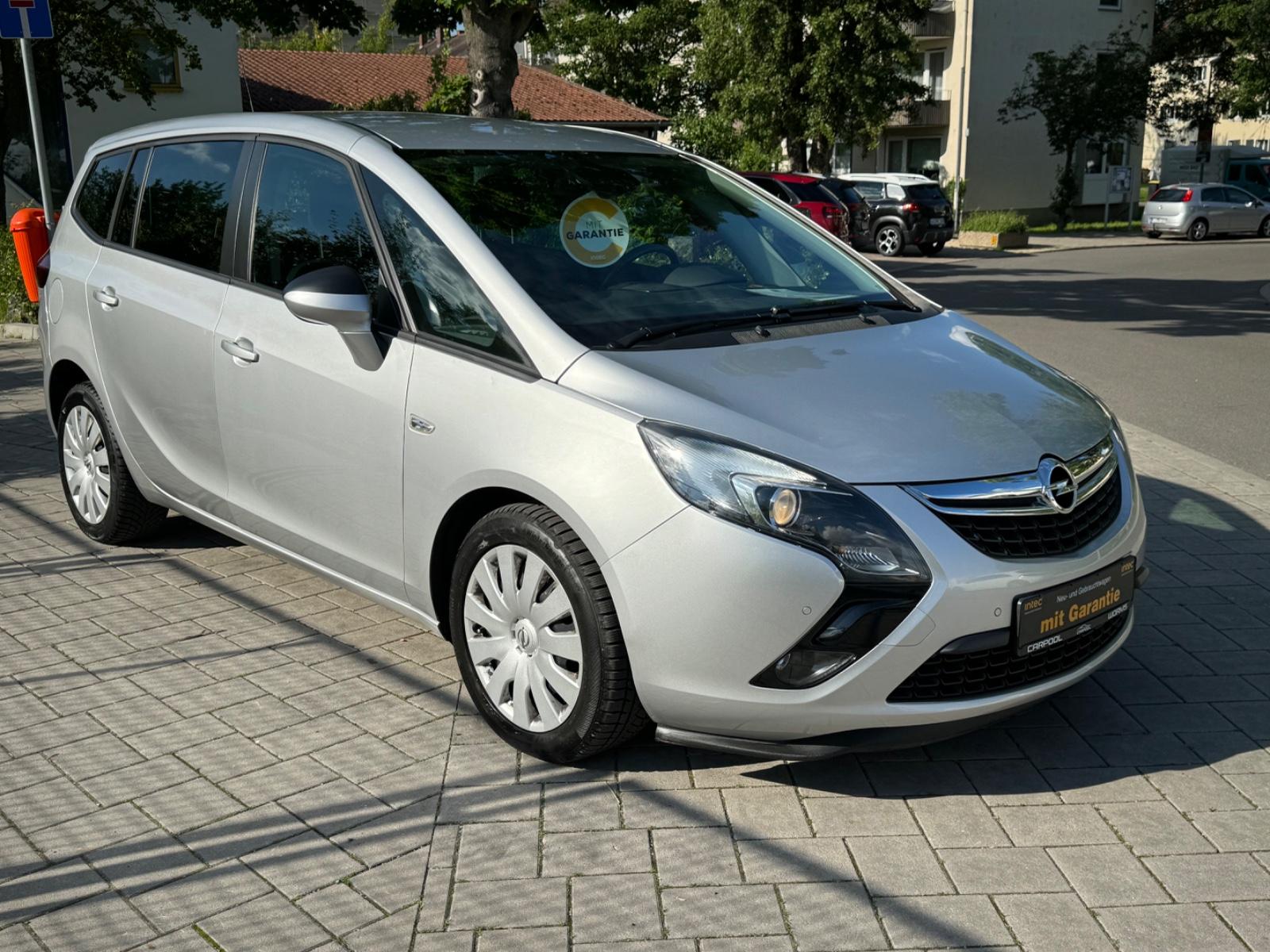 Opel Zafira 2012 — interior