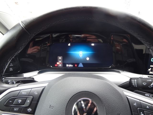 Fahrzeugabbildung Volkswagen Golf VIII Lim. Life/DSG/Navi/AHK/LED/PDC/150PS/