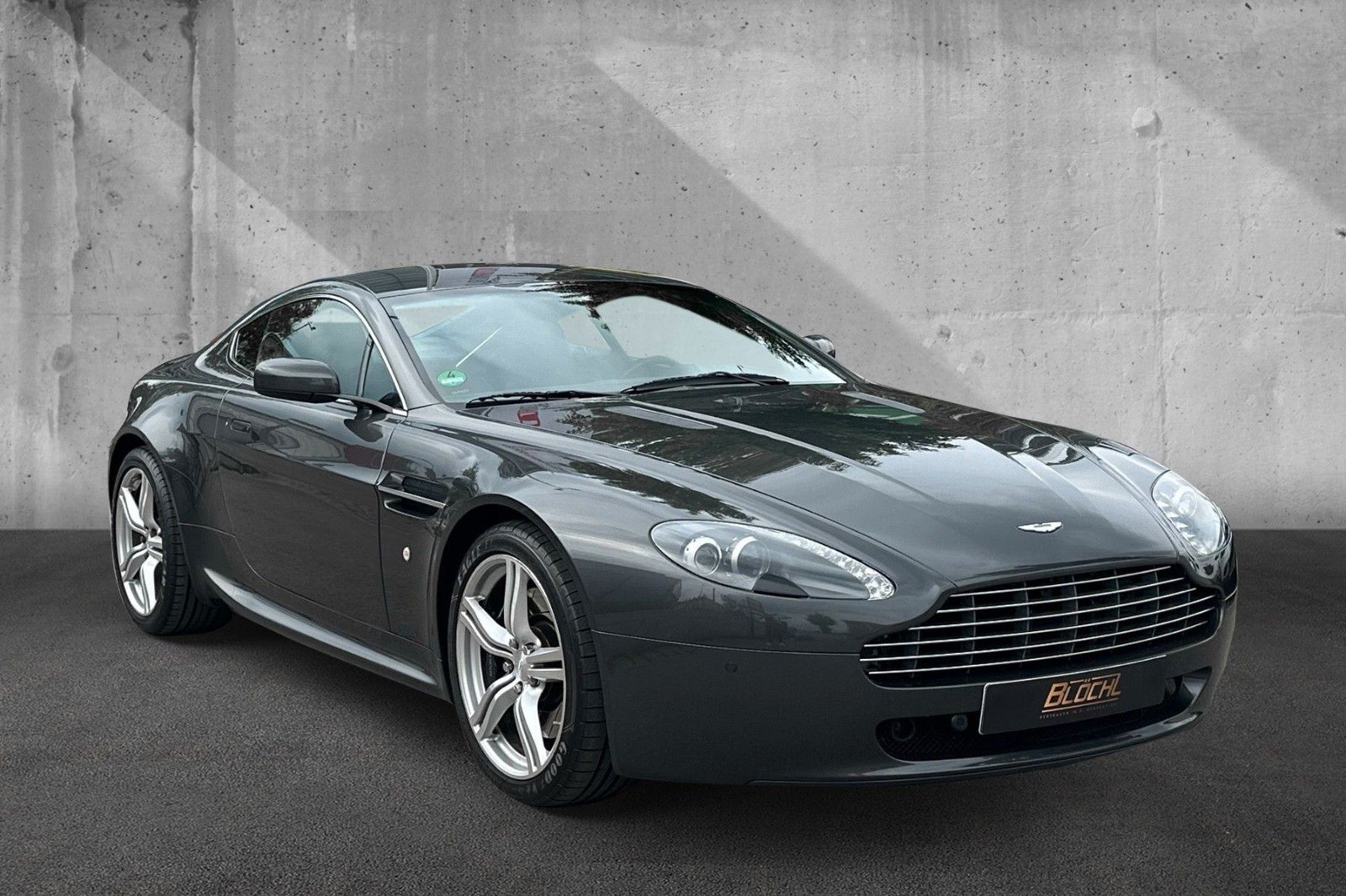 Fahrzeugabbildung Aston Martin V8 Vantage 4.7l