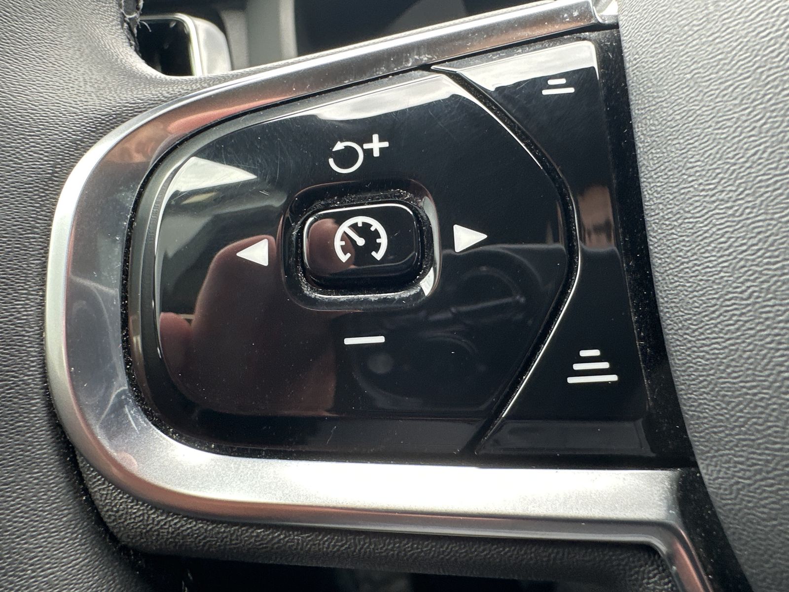 Fahrzeugabbildung Volvo XC60 T6 Hybrid AWD R-Design NAV+LED+AHK+PANO+ACC