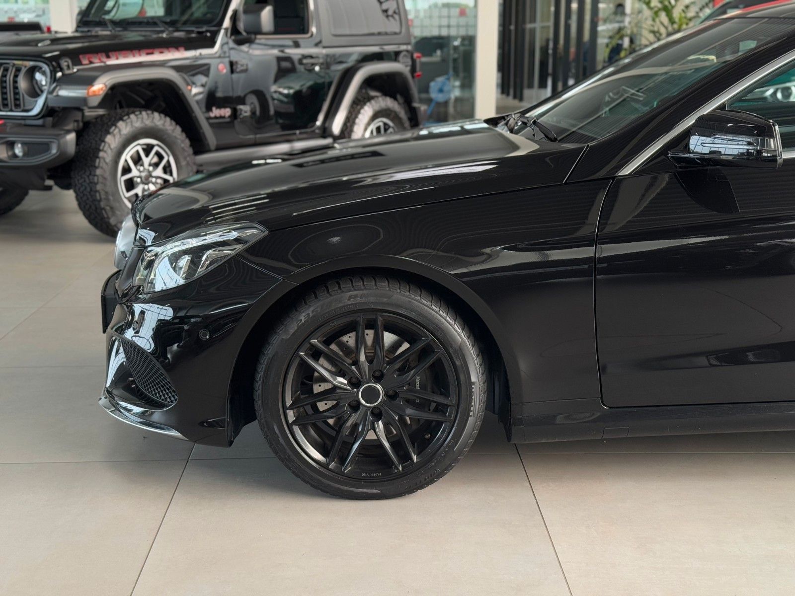 Fahrzeugabbildung Mercedes-Benz E 200 CGI Coupe Sportpaket AMG-Line Pano Leder