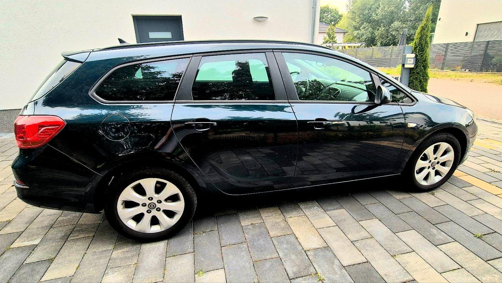 Opel Astra 2015 — interior