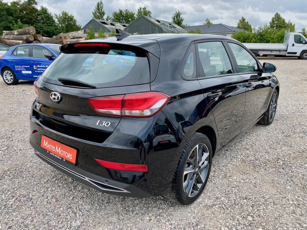 Fahrzeugabbildung Hyundai i30 1.0 AAC SHZ ALLWETTERREIFEN ALU KAMERA PDC