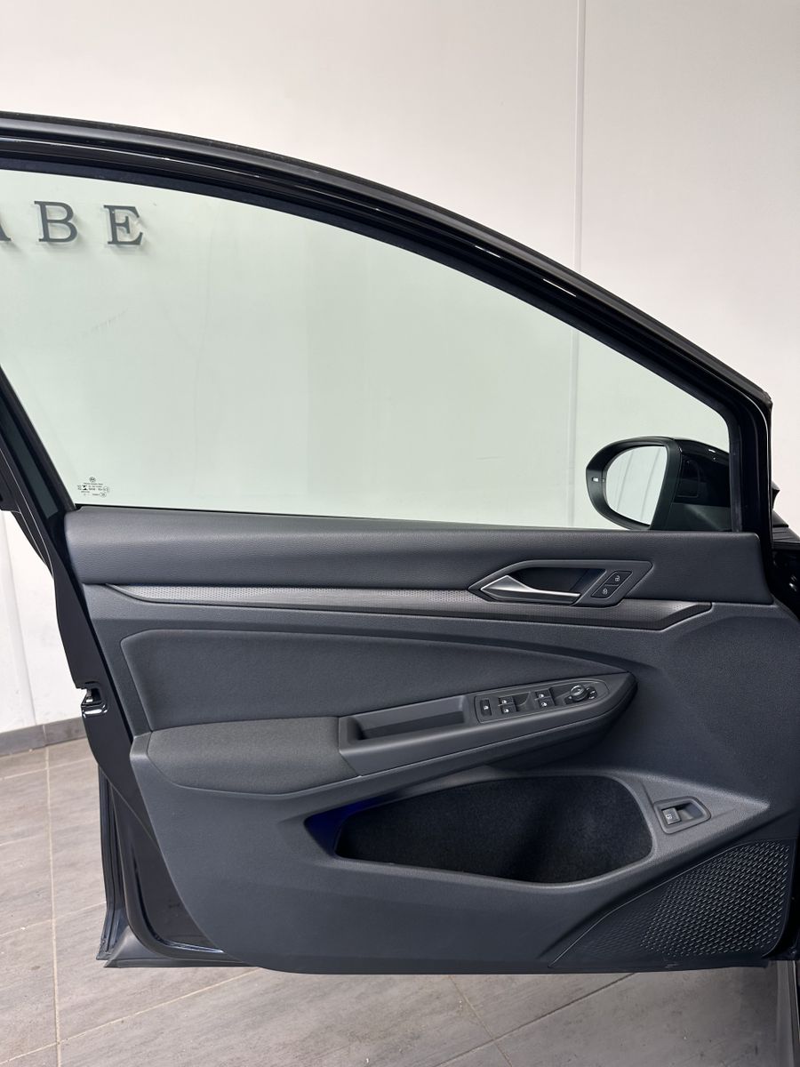 Fahrzeugabbildung Volkswagen Golf VIII GTE eHybrid NAV+LED+HEAD-UP+CARPLAY+VC