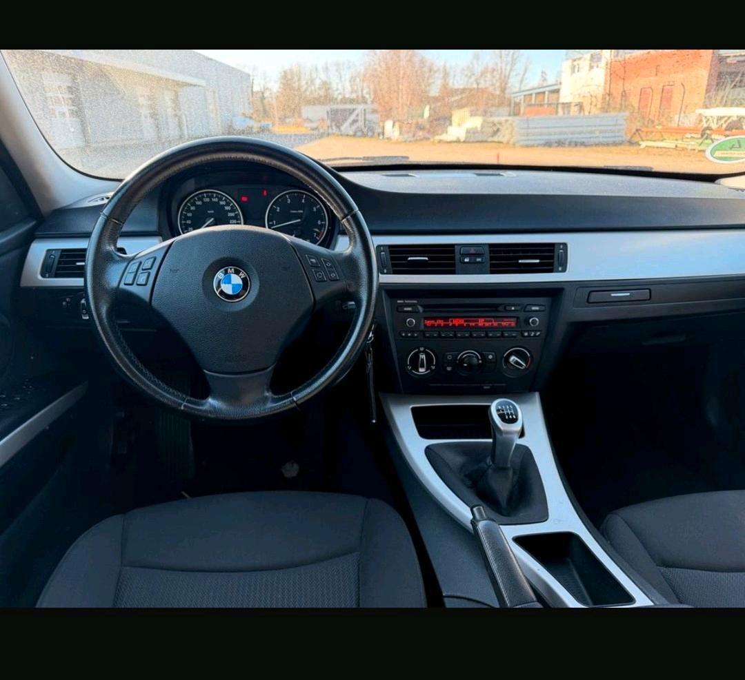 BMW 318 2009 — engine 141 HP (104kW)