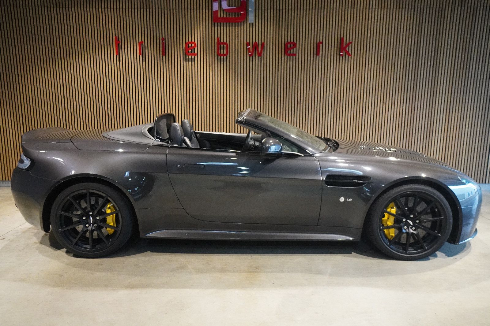 ASTON MARTIN V12 Vantage