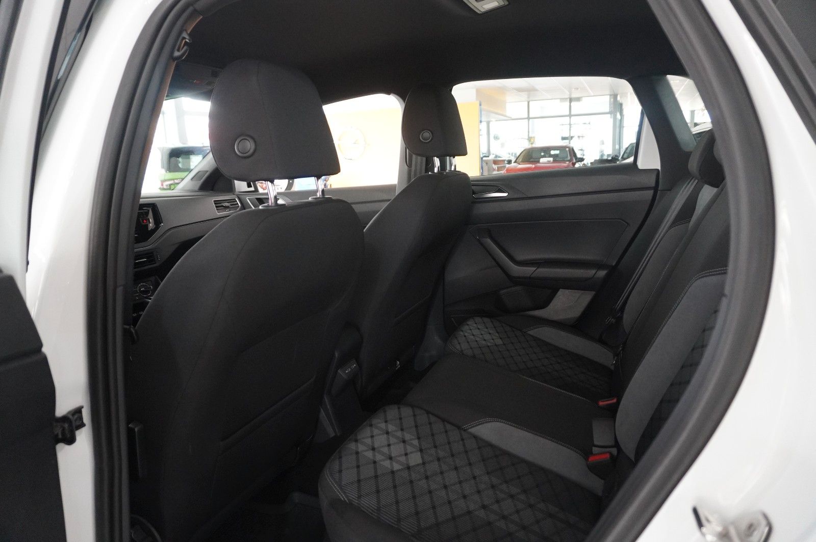 Fahrzeugabbildung Volkswagen Taigo 1.0 TSI R-LINE NAVI/LED/KAMERA/SPORT/DAB+