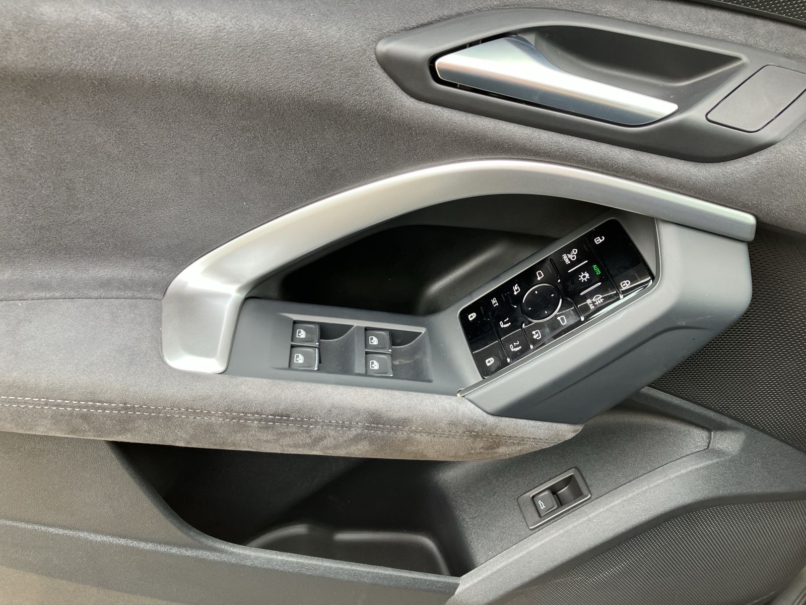 Fahrzeugabbildung Audi Q5 2.0 TDI quattro S line MATRIX AHZV ACC NAVI