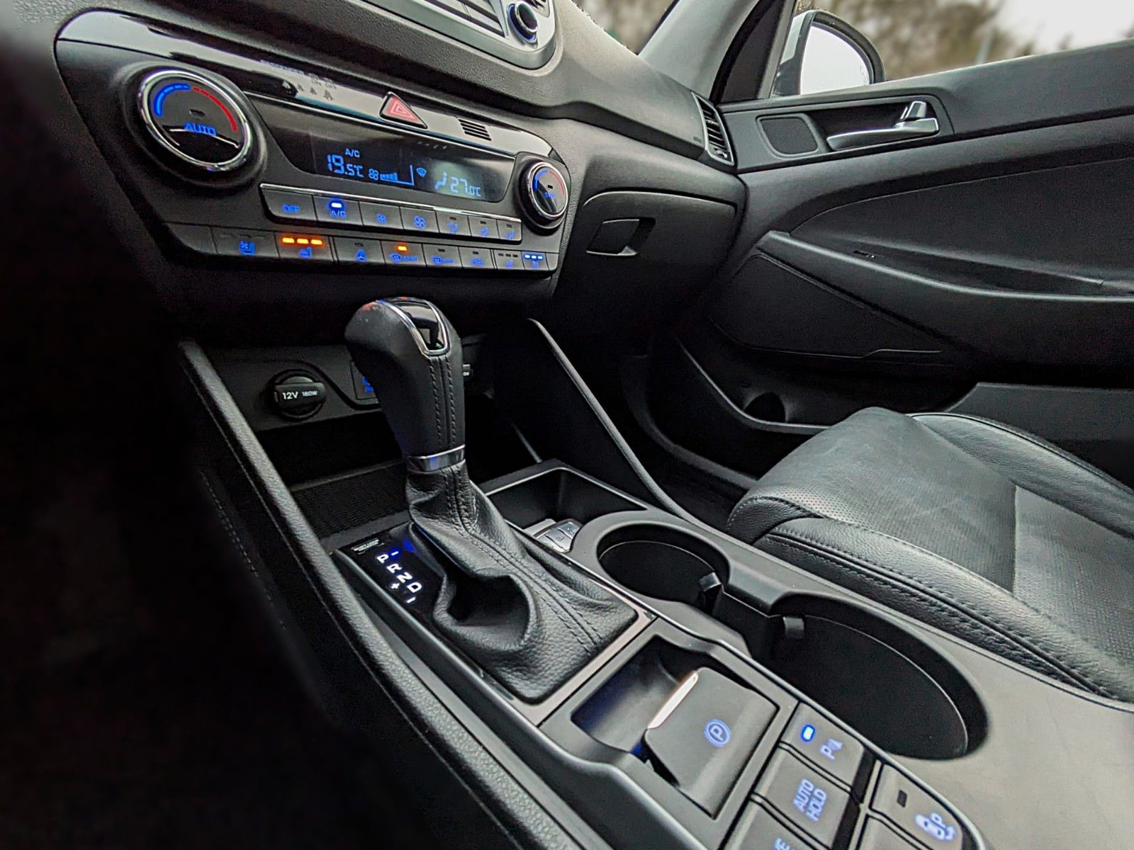 Fahrzeugabbildung Hyundai Tucson PREMIUM 4WD LEDER NAVI PANO PARKASS. LED