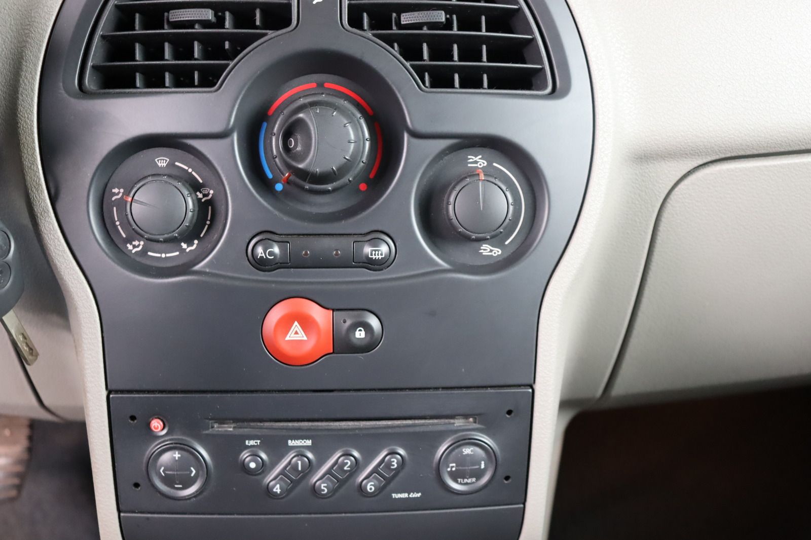 Fahrzeugabbildung Renault Modus 1.2 16V * HU/AU bis 09.26 * 8-fach *