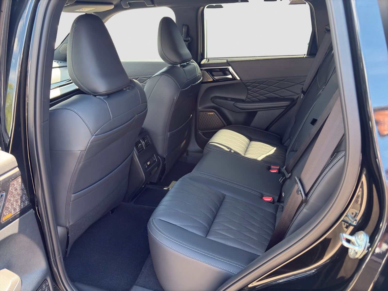 Fahrzeugabbildung Mitsubishi Outlander 2.4 PHEV 4WD LUXURY BLACK AKTIONSPREIS