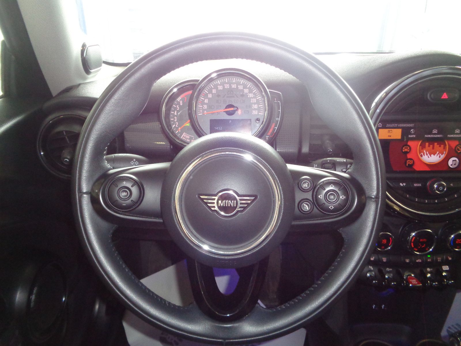 Fahrzeugabbildung MINI Cooper 1.5 / LED / NAVI / GEPFLEGT / HK SOUND