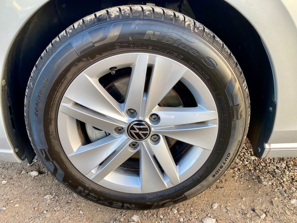 Fahrzeugabbildung Volkswagen Golf Variant 1.5 DSG Life AAC LED SHZ CARPLAY