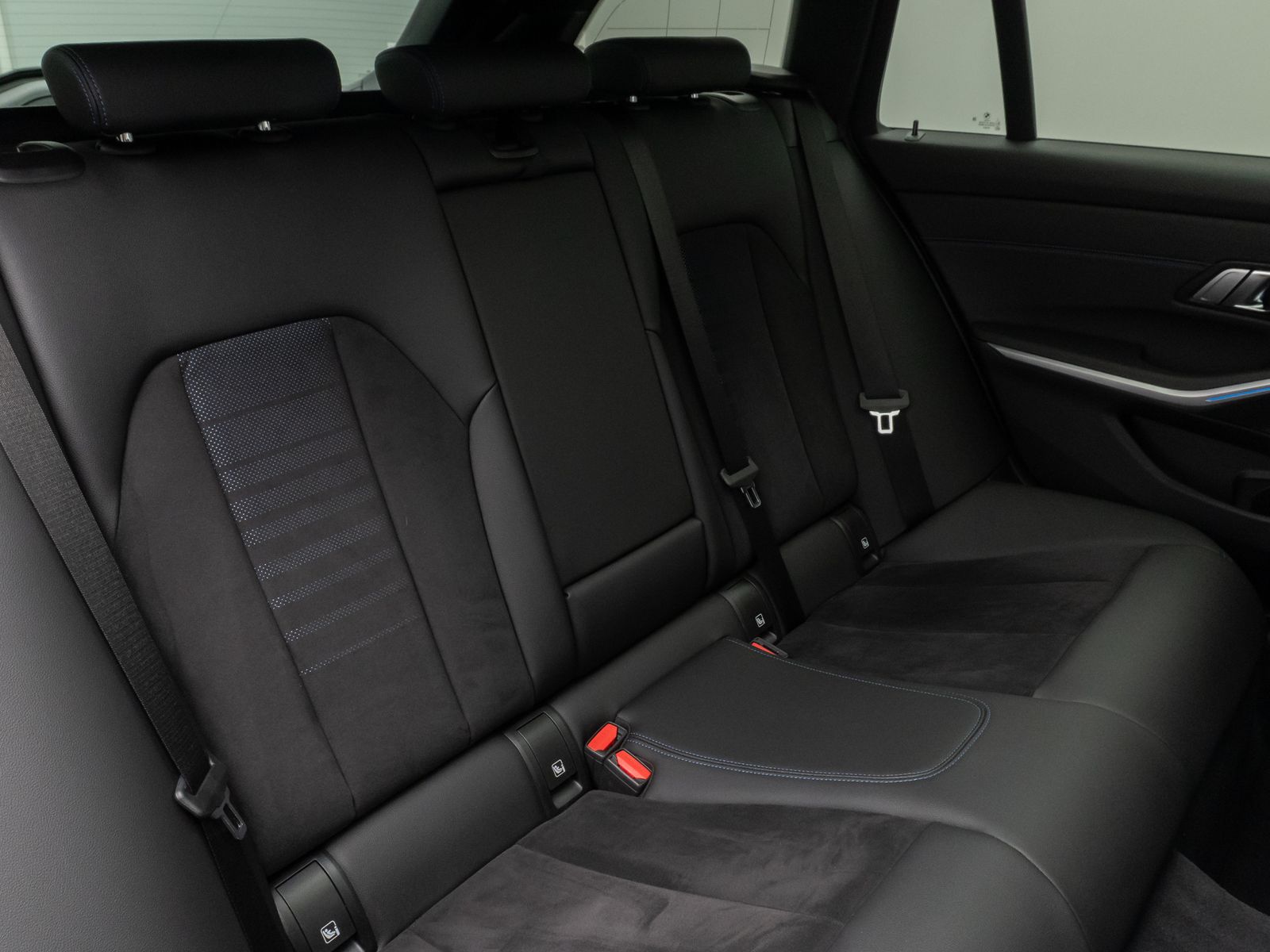 Fahrzeugabbildung BMW 330e M Sport Panorama Kamera HUD DAB HiFi AHK