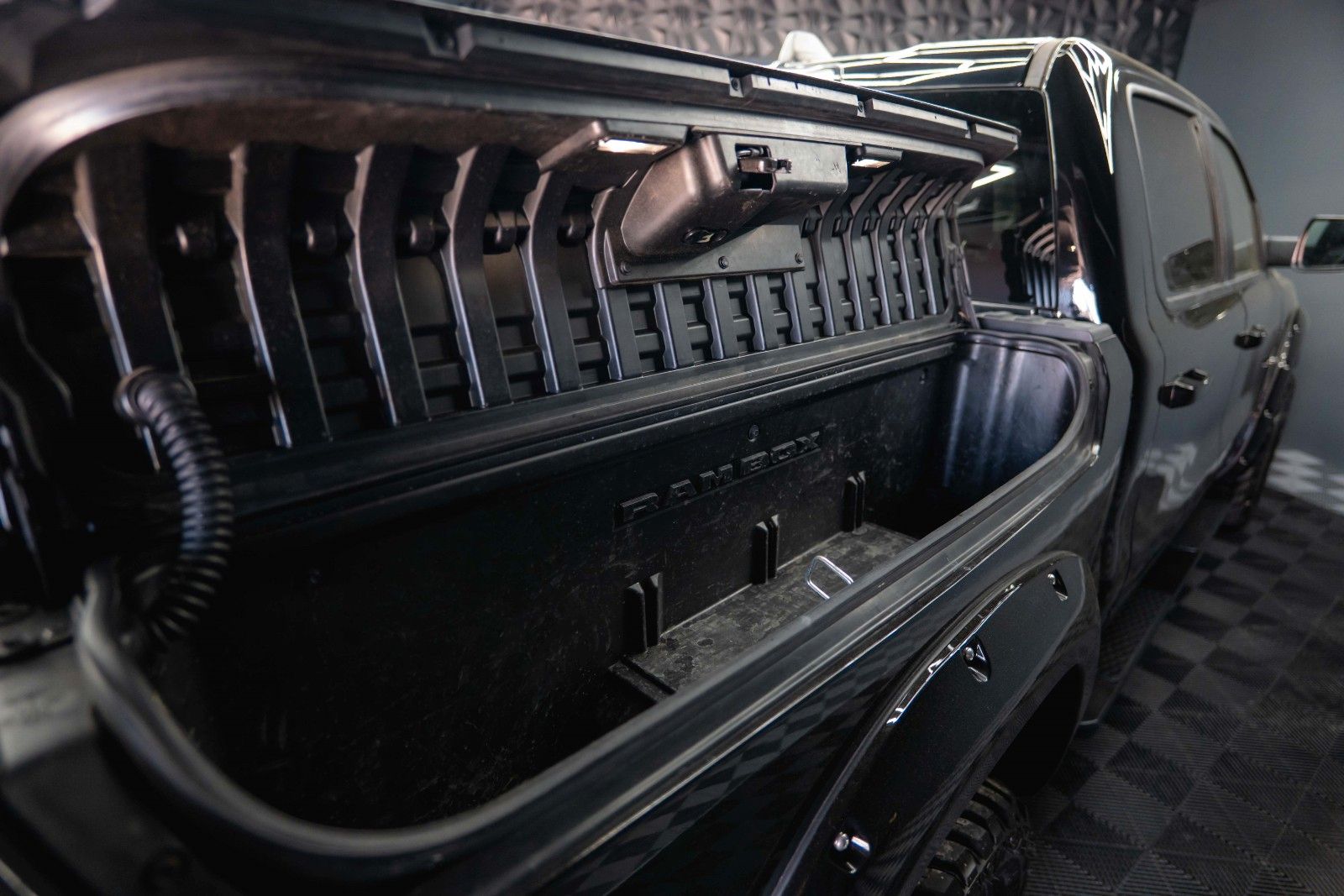 Fahrzeugabbildung Dodge RAM 5.7 V8 HEMI 4x4 REBEL LIMITED RamBox ACC 19%