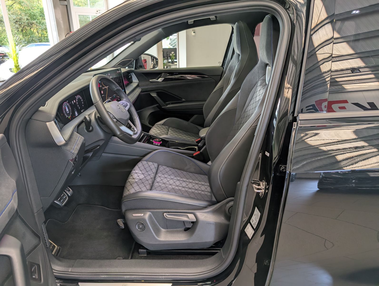 Fahrzeugabbildung Volkswagen Tayron 2.0 4M R-Line Launch Pano Matrix AHK 20"