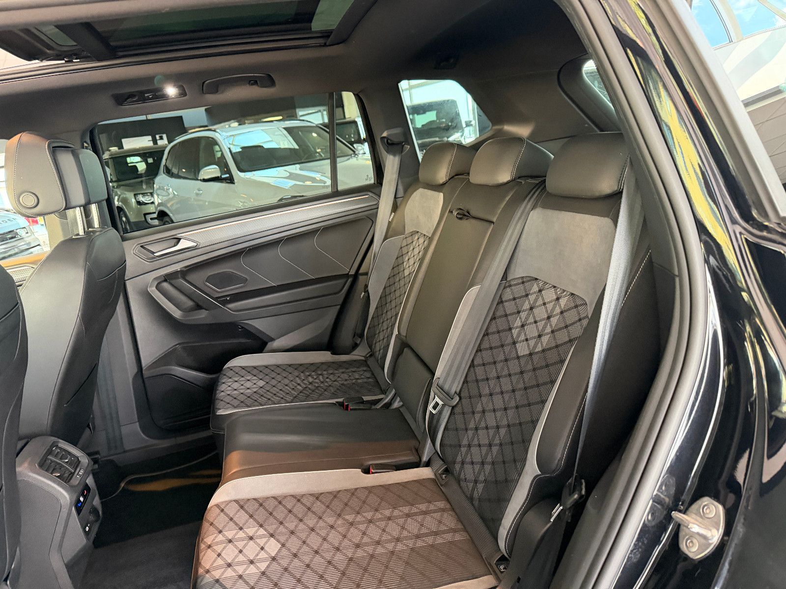 Fahrzeugabbildung Volkswagen Tiguan Allspace R-Line /PANO/HUD/HARMAN-KARDON/