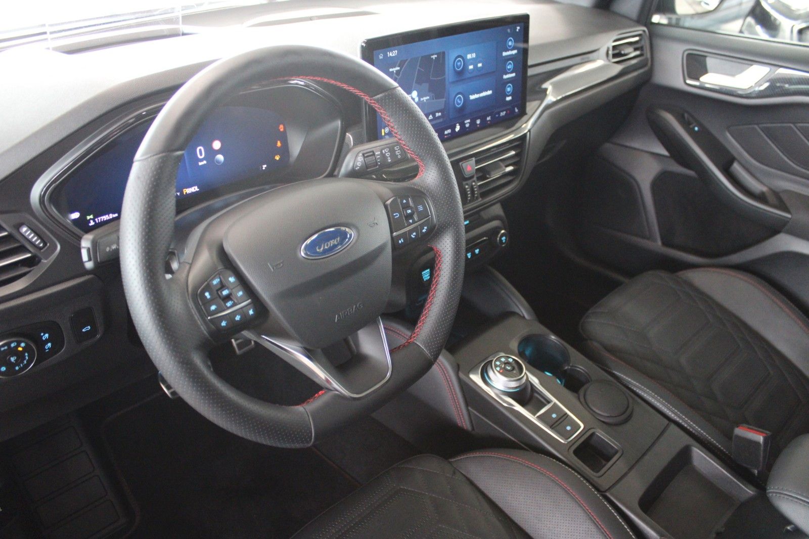 Fahrzeugabbildung Ford Focus ST-Line X Aut. LED ACC Leder Pano HUD Wint