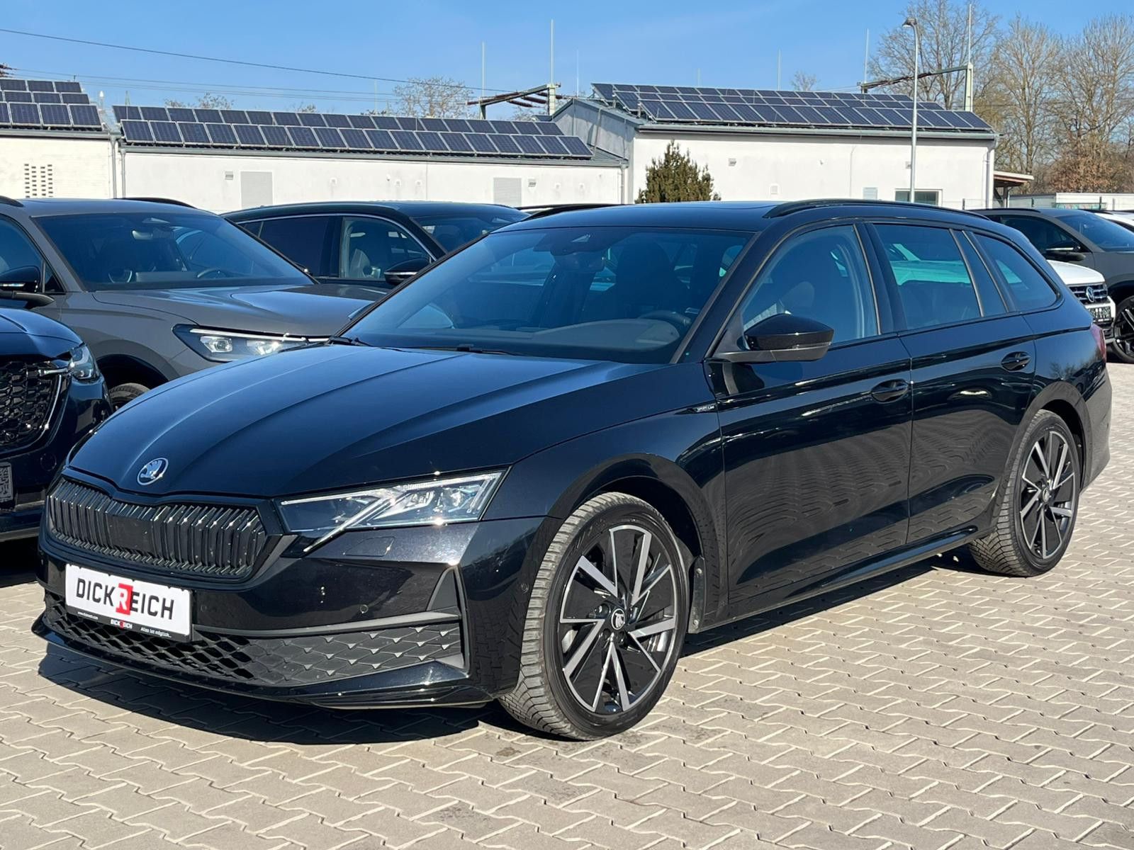 Fahrzeugabbildung SKODA Octavia 1.5 DSG Sportline PANO*MATRIX*AHK*5J.GAR