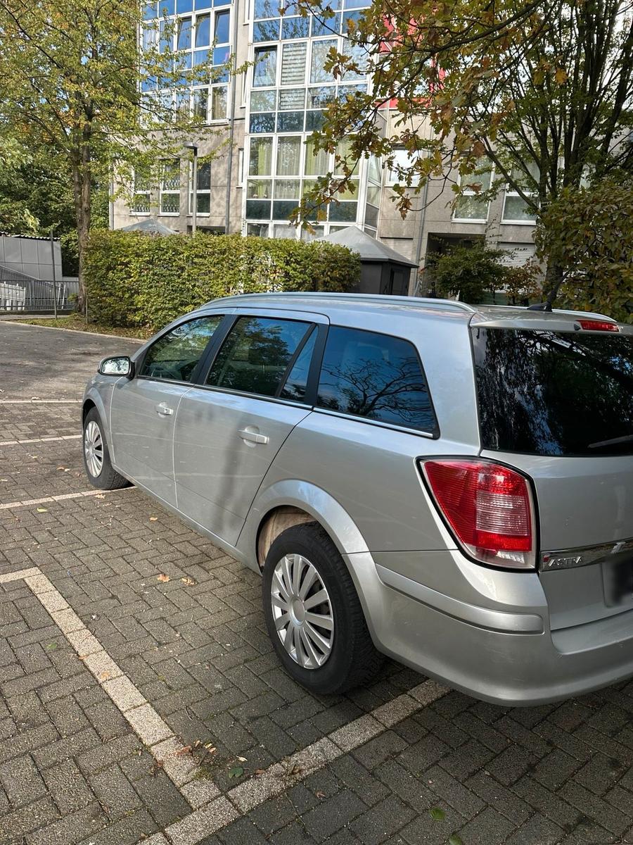 Opel Astra 2009 — rear view