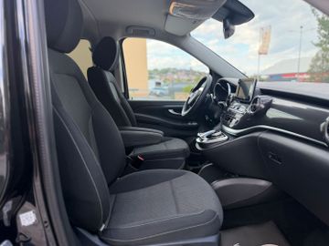 Mercedes V 220 - 9