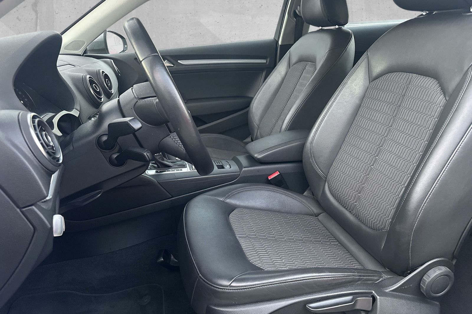 Fahrzeugabbildung Audi A3 1.6 TDI S tronic*Ambiente*Tempomat*PDC*Sitzhe