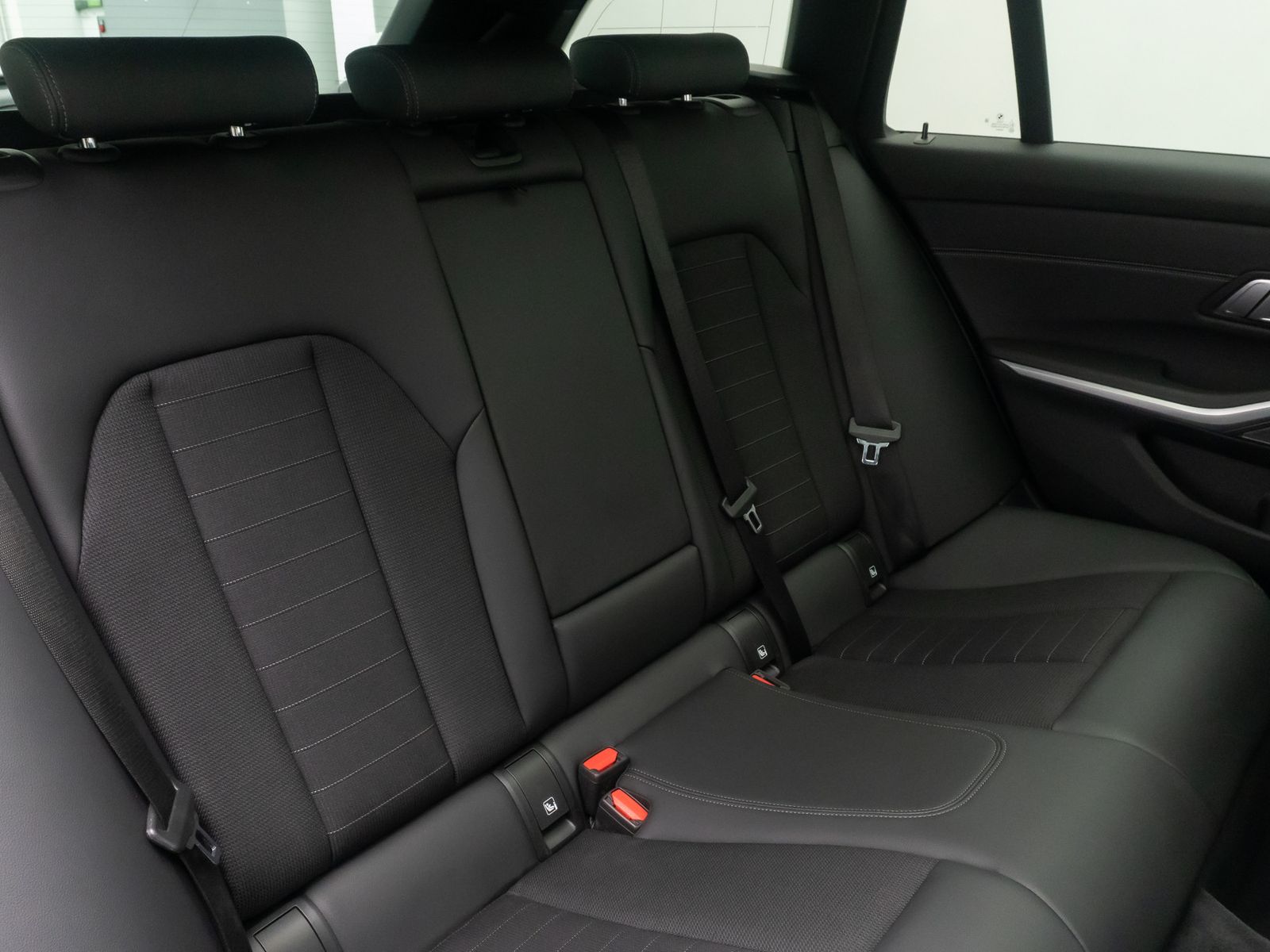 Fahrzeugabbildung BMW 320d ACC Alarm HUD DAB H/K Panoram Sportsitz 19"