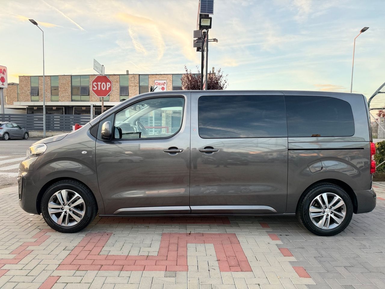 Peugeot Traveller BlueHDi 180 CV EAT8 DISABILI imagem 3