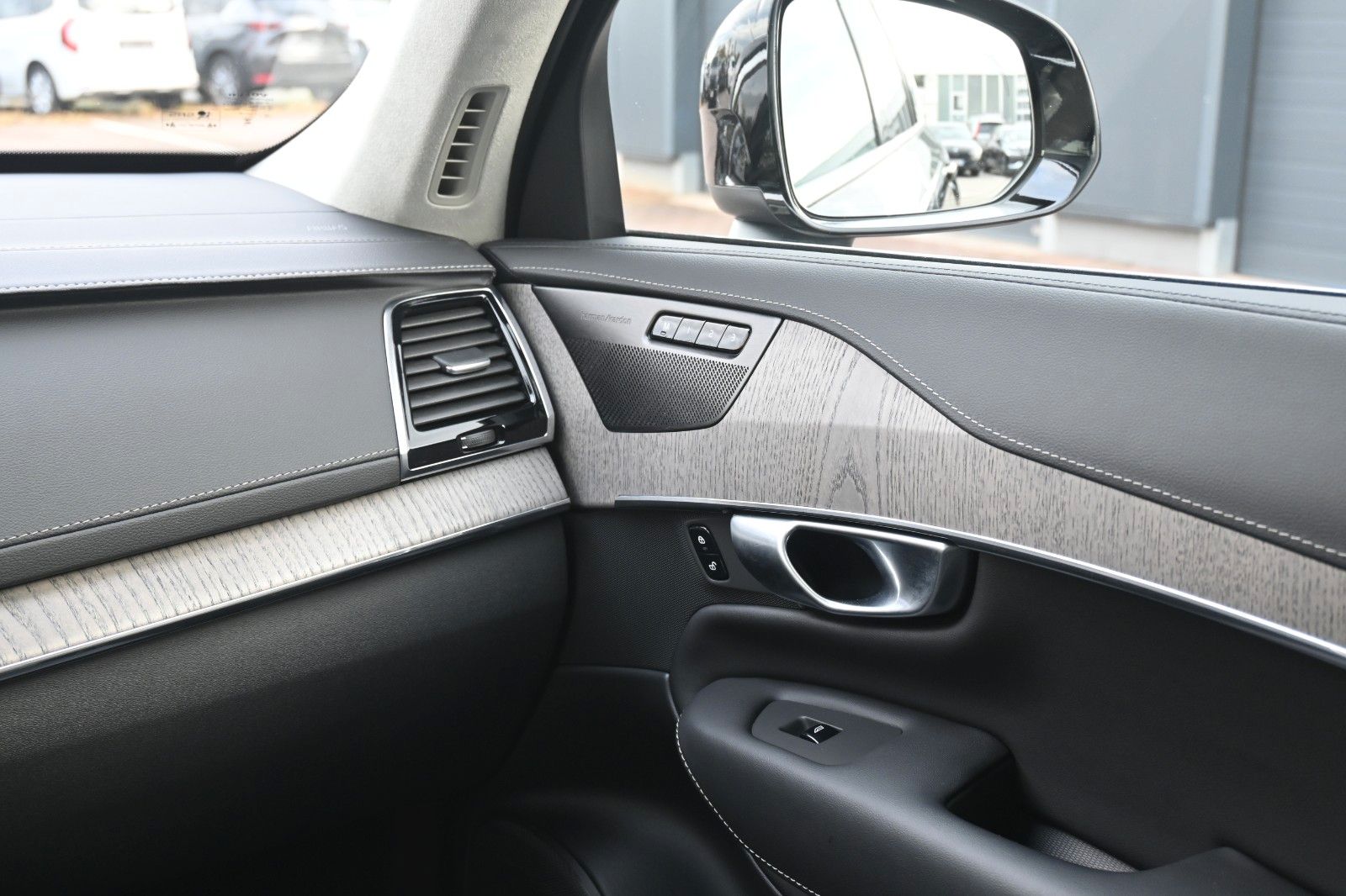 Fahrzeugabbildung Volvo XC90 B5D AWD Ultimate Bright*LED*PANO*STHZ*360