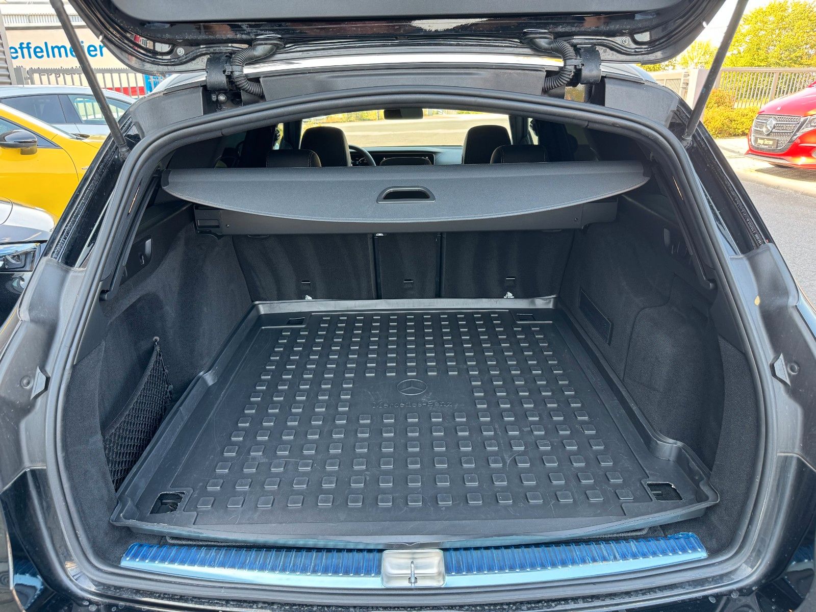 Fahrzeugabbildung Mercedes-Benz E 400d 4M AMG+Burm+Pano+AHK+Distr+Memory+Night