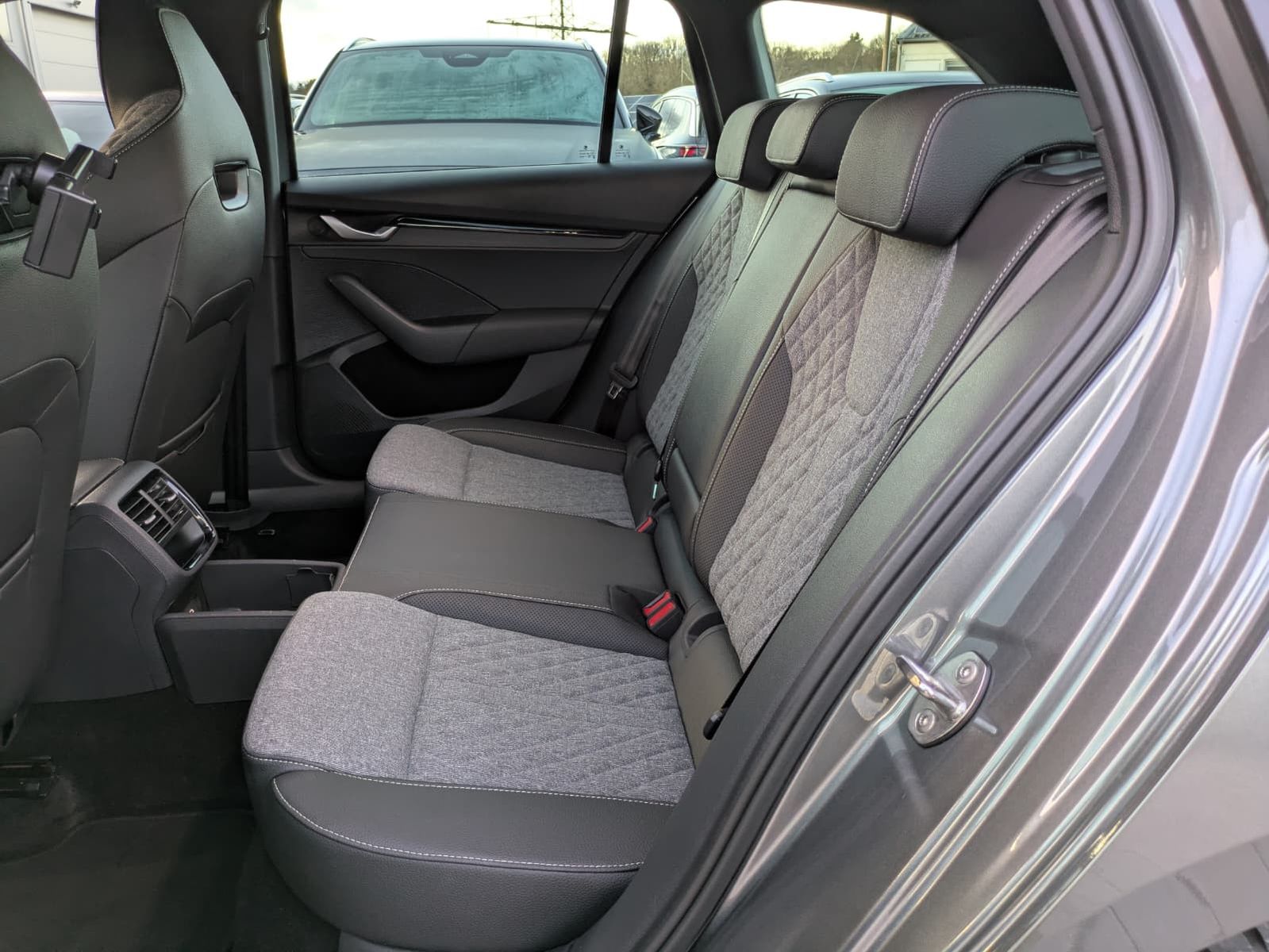 Fahrzeugabbildung SKODA Octavia 1.5 DSG Sportline PANO*MATRIX*AHK*5J.GAR