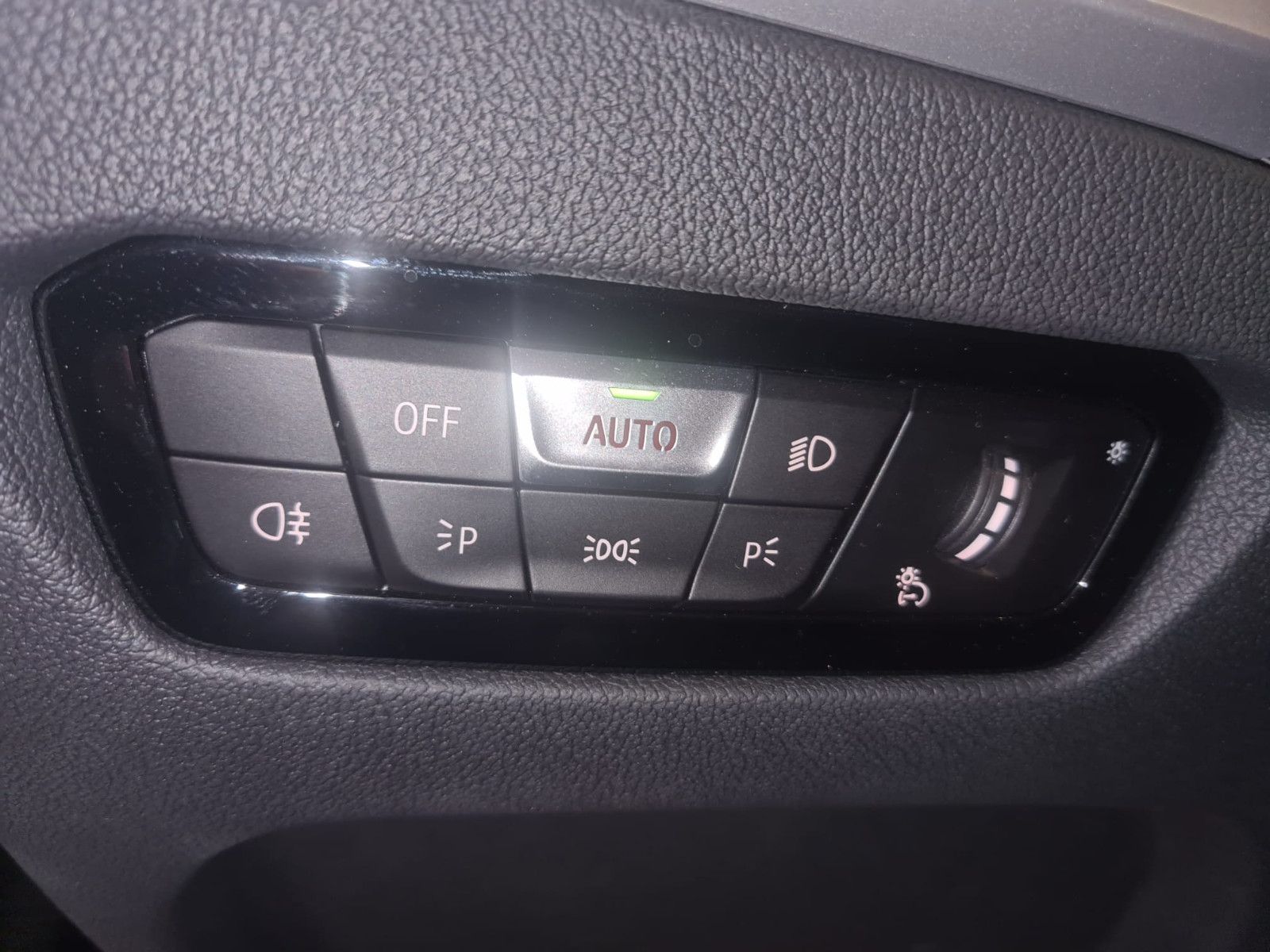 Fahrzeugabbildung BMW 320 Touring 320 d xDrive / LED / NAVI / DIGITAL