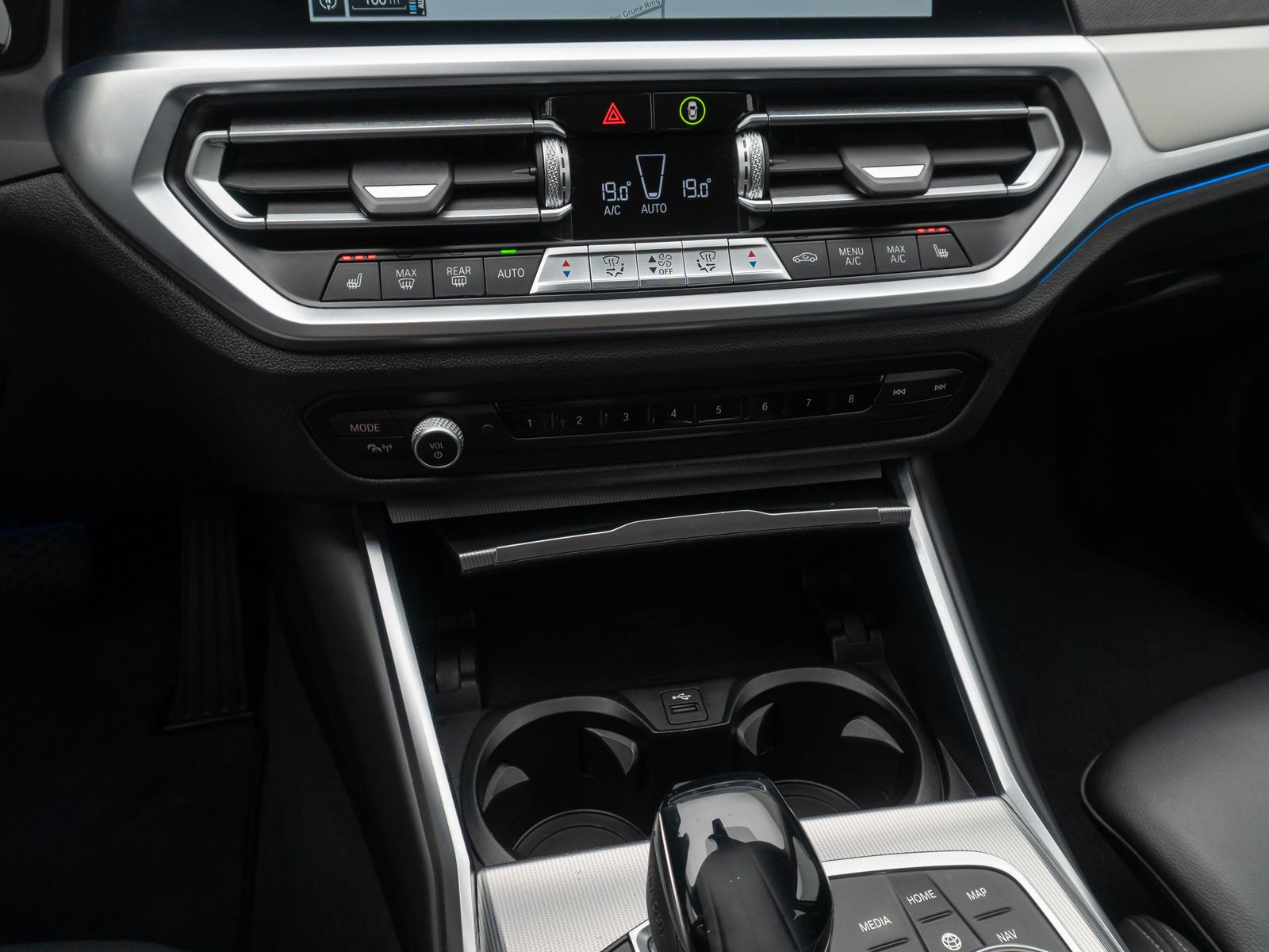 Fahrzeugabbildung BMW 330e  Sport Line Kamera DAB Laser HUD H/K Alarm