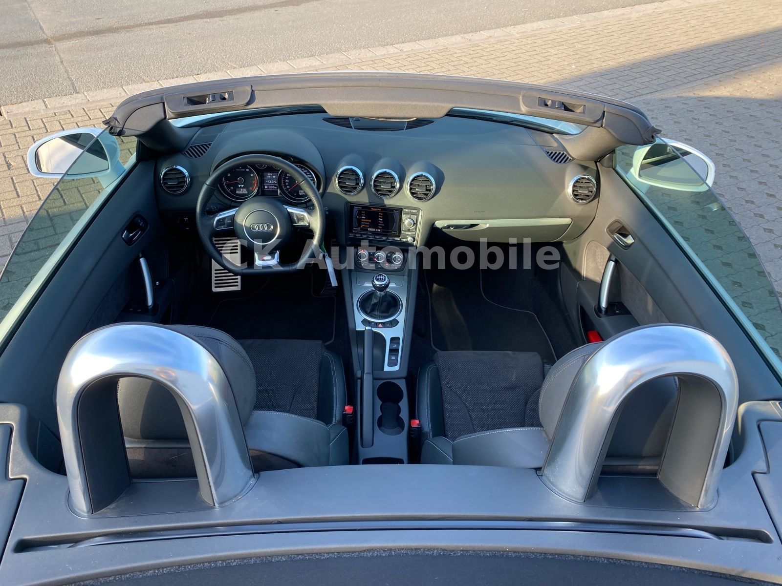 Fahrzeugabbildung Audi TT 1.8 TFSI Roadster S-Line/Navi/Bi-Xenon/PDC