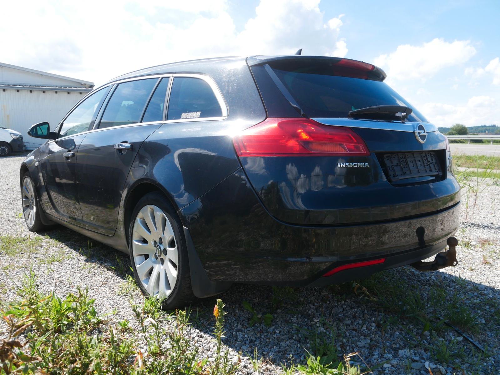 Opel Insignia 2012 — rear view